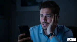 صورة تعبيرية لشخص يعاني من صراع داخلي وقلق بسبب ضغوط العمل والشعور بالذنب